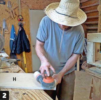 Dobbeltseng med oppbevaring: Slip kledningen med en eksentersliper Dobbeltseng med oppbevaring: Slip kledningen med en eksentersliper